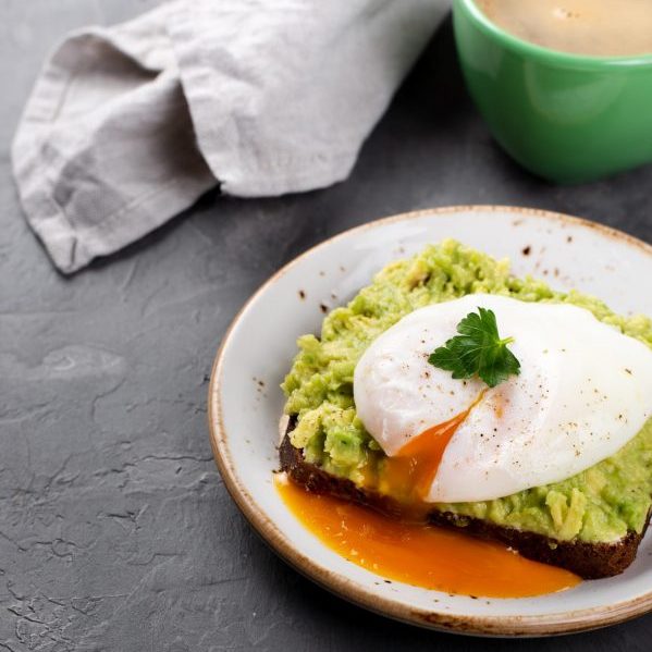 Desayuno hotel: Tostadas de pan integral con aguacate y huevo pochado